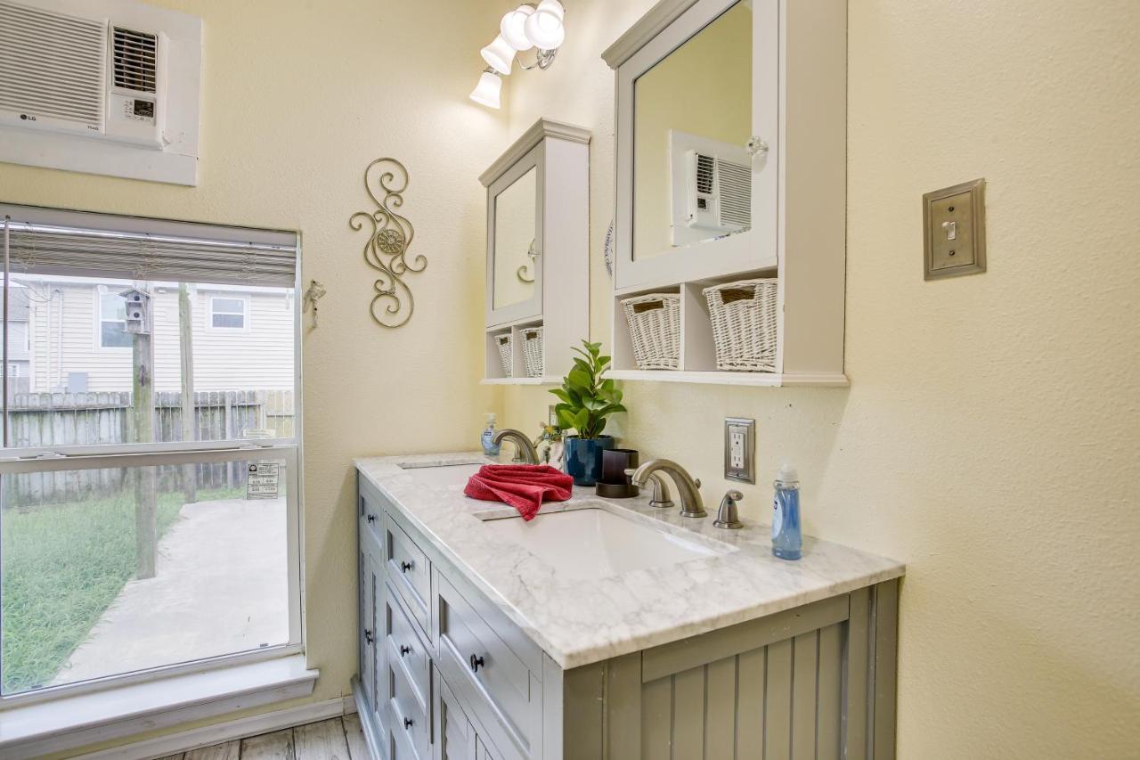 Galveston Cottage About 1 Mi To Beach Pet Friendly! Exterior photo